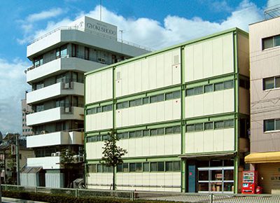 玉初堂・本社外観